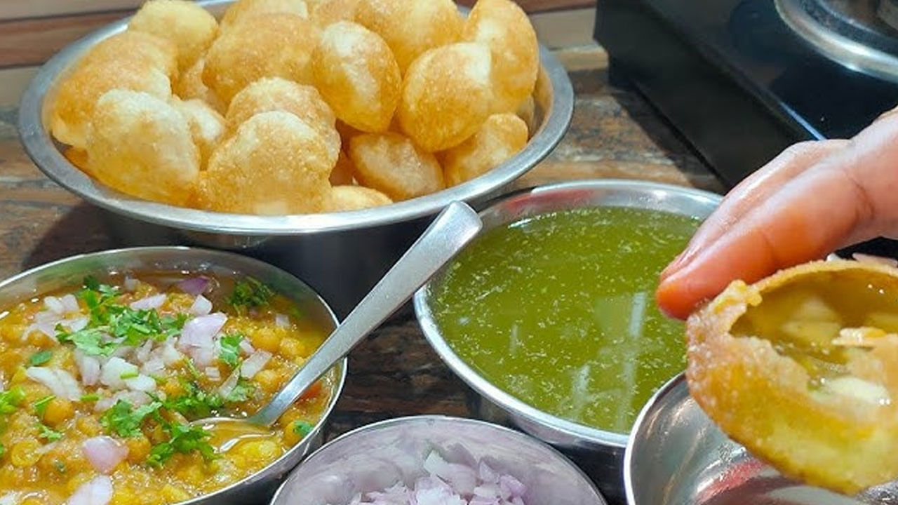 ఇలా చెప్పుకుంటూ పోతే చాలానే ఉంటాయి. మరీ ముఖ్యంగా పానీ పూరీలో వాడే నీరు అక్కడి దుమ్ము, ధూళితో చాలా వరకు కలుషితం అవుతాయి. అందువలన ఇది తినడం వలన అనేక అనారోగ్య సమస్యలు చుట్టుముడుతాయంట.