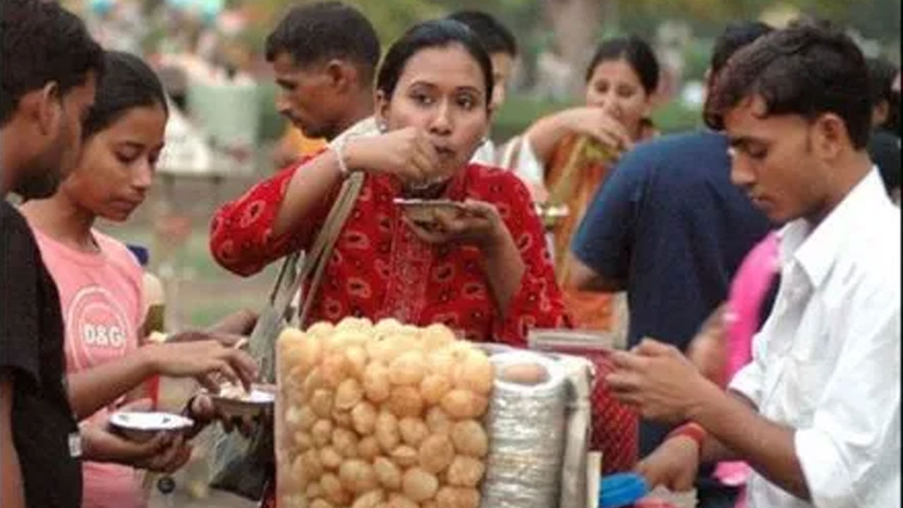 అపరిశుభ్రమైన ప్రాంతంలో పానీ పూరి తినడం వలన టైఫాయిడ్, మూత్ర పిండాల వ్యాధి, క్యాన్సర్, దగ్గు జలుబు లాంటి వ్యాధుల బారిన పడే అవకాశం ఉంది అం టున్నారు ఆరోగ్య నిపుణులు.