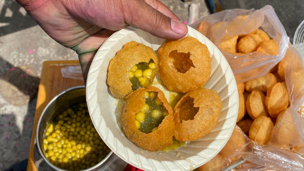 అందువల్లనే వీలైనంత వరకు పానీ పూరికి చాలా దూరంగా ఉండాలంట. లేదా ఇంట్లోనే తయారు చేసుకొని తినడం ఉత్తమం అంటున్నారు వైద్యులు.