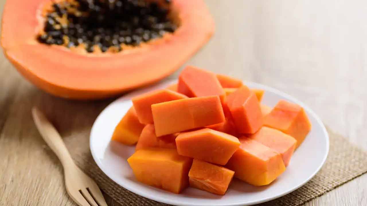 బొప్పాయిలో యాంటీఆక్సిడెంట్లు, ఫైబర్ ఉంటాయి, ఇవి కొలెస్ట్రాల్ స్థాయిలను తగ్గించడానికి, గుండె ఆరోగ్యాన్ని మెరుగుపరచడానికి సహాయపడతాయి. రక్త ప్రసరణను కూడా మెరుగుపరుస్తుంది. బొప్పాయిలో విటమిన్ ఎ, విటమిన్ సి, యాంటీఆక్సిడెంట్లు ఉంటాయి, ఇవి చర్మాన్ని ఆరోగ్యంగా ఉంచడానికి సహాయపడతాయి. చర్మ సౌందర్యాన్ని మెరుగుపరుస్తుంది.