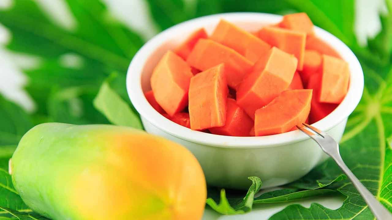 బొప్పాయిలో విటమిన్ సి పుష్కలంగా ఉంటుంది, ఇది రోగనిరోధక శక్తిని పెంచడానికి సహాయపడుతుంది. ఇది ఇన్ఫెక్షన్ల నుంచి రక్షిస్తుంది. బొప్పాయిలో ఫైబర్ పుష్కలంగా ఉంటుంది, ఇది కడుపు నిండిన అనుభూతిని కలిగిస్తుంది, బరువు తగ్గడానికి సహాయపడుతుంది. క్యాలరీలు కూడా తక్కువగా ఉంటాయి. 