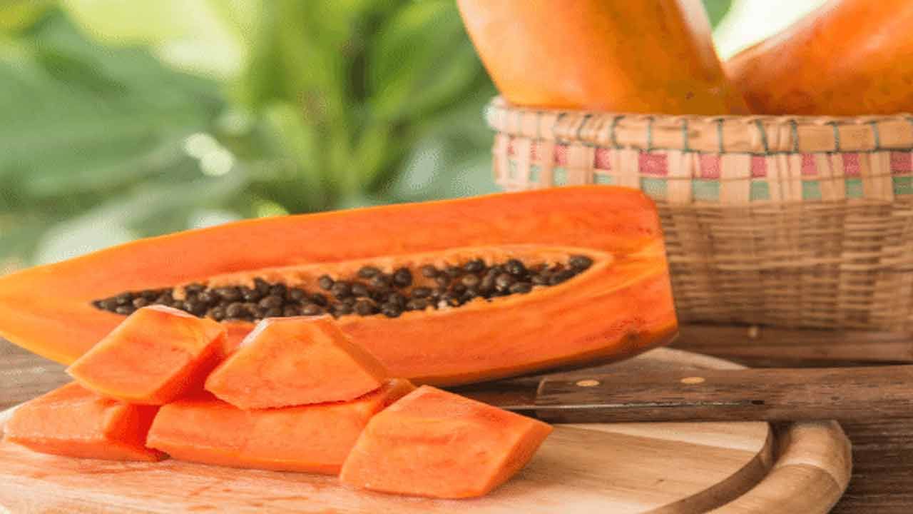 బొప్పాయిలో ఉండే యాంటీ ఆక్సిడెంట్లు వాపును తగ్గించడంలో సహాయ పడతాయి. బొప్పాయిలో విటమిన్-సీ, విటమిన్-ఈ, బేటా కెరోటిన్​ పోషకాలు అధికంగా ఉంటాయి. ఇవి మీ కళ్ళను ఆరోగ్యంగా ఉంచుతాయి. బొప్పాయిలో చక్కెర తక్కువగా ఉంటుంది. ఫైబర్ ఎక్కువగా ఉండటం వల్ల రక్తంలో చక్కెర స్థాయిలో హఠాత్తుగా పెరగకుండా ఉంటాయి.