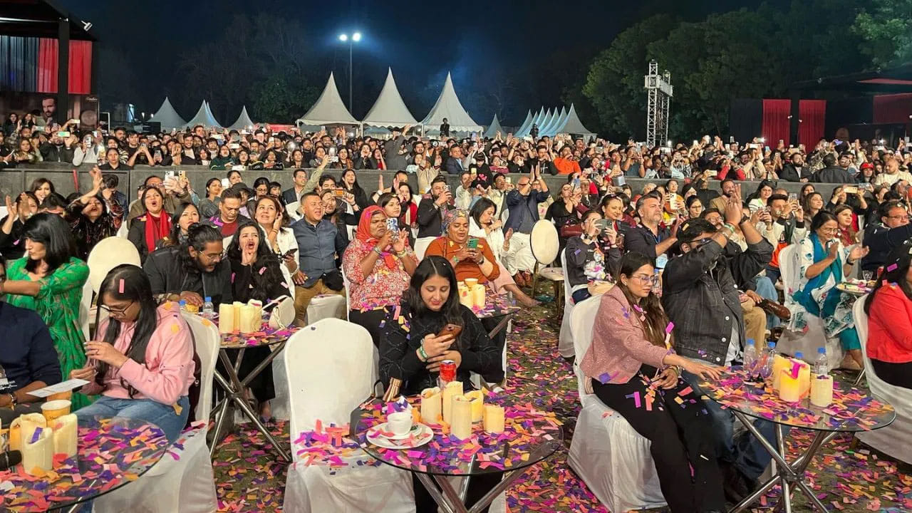 తొలిరోజు.. శుక్రవారం సాయంత్రం దేశంలోని ప్రసిద్ధ పాప్ గాయకుడు పెపాన్ వరల్డ్ ట్రావెల్ అండ్ టూరిజం ఫెస్టివల్ ను మరింత చిరస్మరణీయంగా మార్చాడు. తన అందమైన స్వరంతో ఉర్రూతలూగించాడు.  వరల్డ్ ట్రావెల్ అండ్ టూరిజం ఫెస్టివల్ ను చాలామంది సందర్శించారు. ఒంటరిగా లేదా వారి స్నేహితులు, సహోద్యోగులు, భాగస్వాములతో కలిసి వేలాదిగా సందర్శిస్తున్నారు. ఈ క్రమంలో పెపాన్ పాటలతో వాలెంటైన్స్ డే మరింత అందంగా మారింది. పెపాన్ అనేక అద్భుతమైన పాటలు పాడాడు.. తన ప్రత్యేకమైన స్వరంతో ప్రేక్షకులను మంత్రముగ్ధులను చేశాడు.