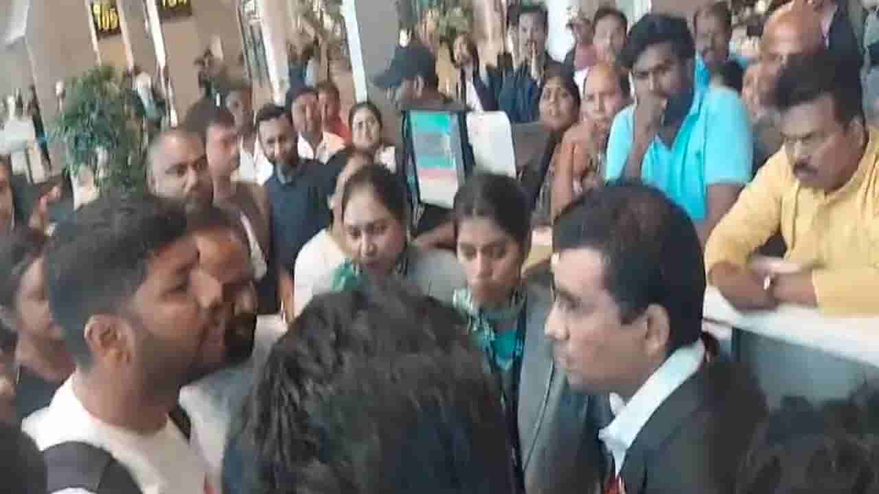 ఇవాళే ఆఖరు.. కుంభమేళాలో పవిత్ర స్నానం చేద్దామనుకున్నారు.. కానీ పాపం ఇంకా ఎయిర్‌పోర్ట్‌లోనే..!