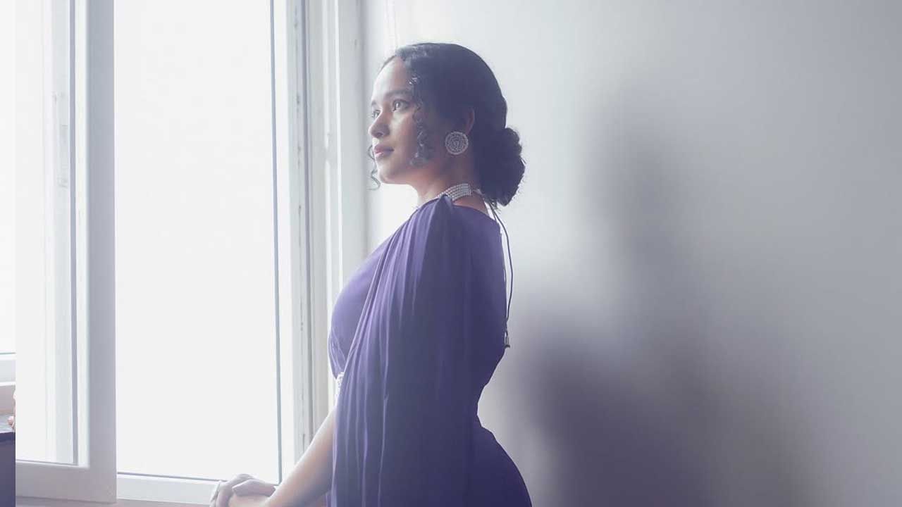 పావని సుకుమార్ దర్శకత్వంలో అల్లు అర్జున్ హీరోగా వచ్చిన పుష్ప మూవీ రికార్డ్స్ క్రియేట్ చేసిన విషయం తెలిసిందే. కాగా ఈ ముద్దుగుమ్మ ఈ సినిమాలో నటించి ఓవర్ నైట్ స్టార్ గా మారిపోయింది.