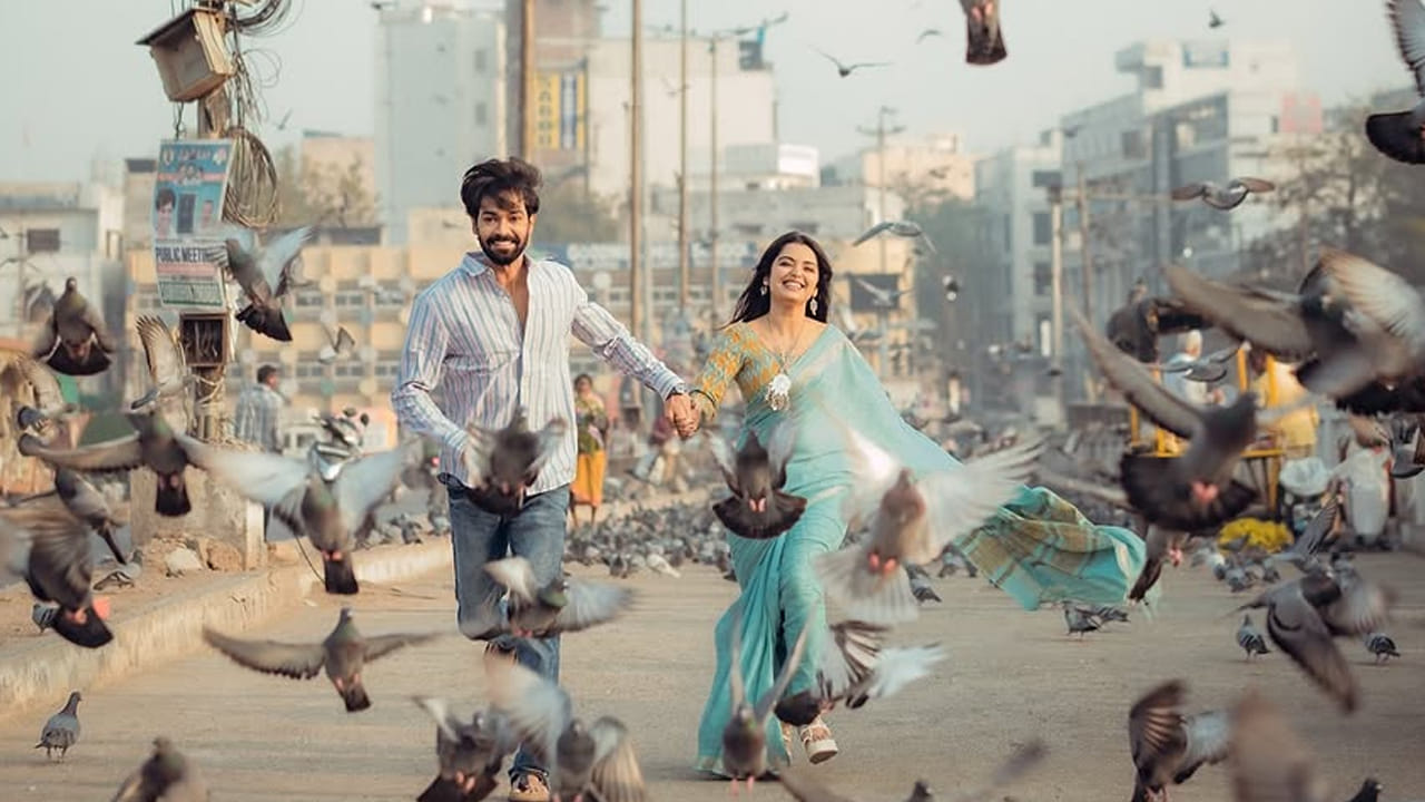 ఇక ఈ ఫోటోస్ చూసిన నెటిజన్స్ క్యూట్ కపుల్, మీకు దిష్టి తగిలేలా ఉంది. చూడ చక్కని జంట అంటూ కామెంట్స్ చేస్తున్నారు. మరికొందరు నడి రొడ్డుపై ఏంటీ ఆరోమాన్స్ అం టూ  కామెంట్స్ చేస్తున్నారు.