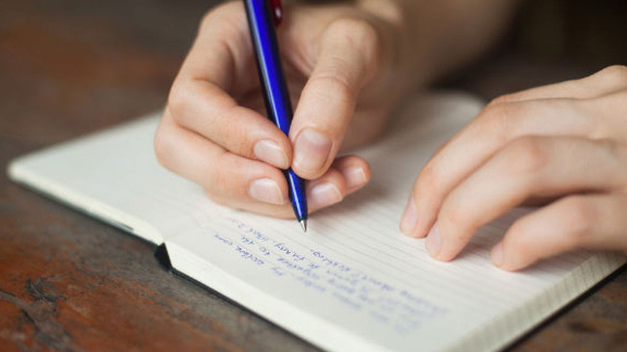 చూపుడు వేలు,మధ్య వేలుతో పెన్నుపట్టుకునే వ్యక్తులు చాలా సున్నితంగా ఉంటారంట. అంతేకాకుండా వారు ప్రతి విషయాన్ని చాలా రహస్యంగా ఉంచడానికి ఎక్కువ ఇష్టపడుతారు. కొత్త విషయాలను నేర్చుకోవడానికి ఎక్కువ ఆసక్తి కనబరుస్తారంట.