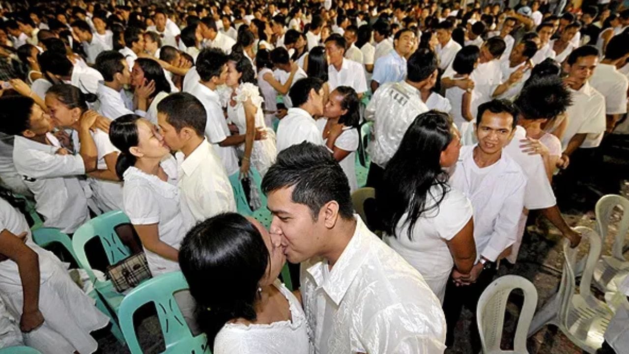 ఫిలిప్పీన్స్ (Philippines)
ఫిలిప్పీన్స్‌లో వాలెంటైన్స్ డే గొప్ప వేడుకతో వస్తుంది. సామూహిక వివాహాలతో పాటు ప్రభుత్వం పెద్ద ఎత్తున వేడుకలను నిర్వహిస్తుంది. వందలాది జంటలు కలిసి ఈ వేడుకను ఆనందంగా జరుపుకుంటాయి. 