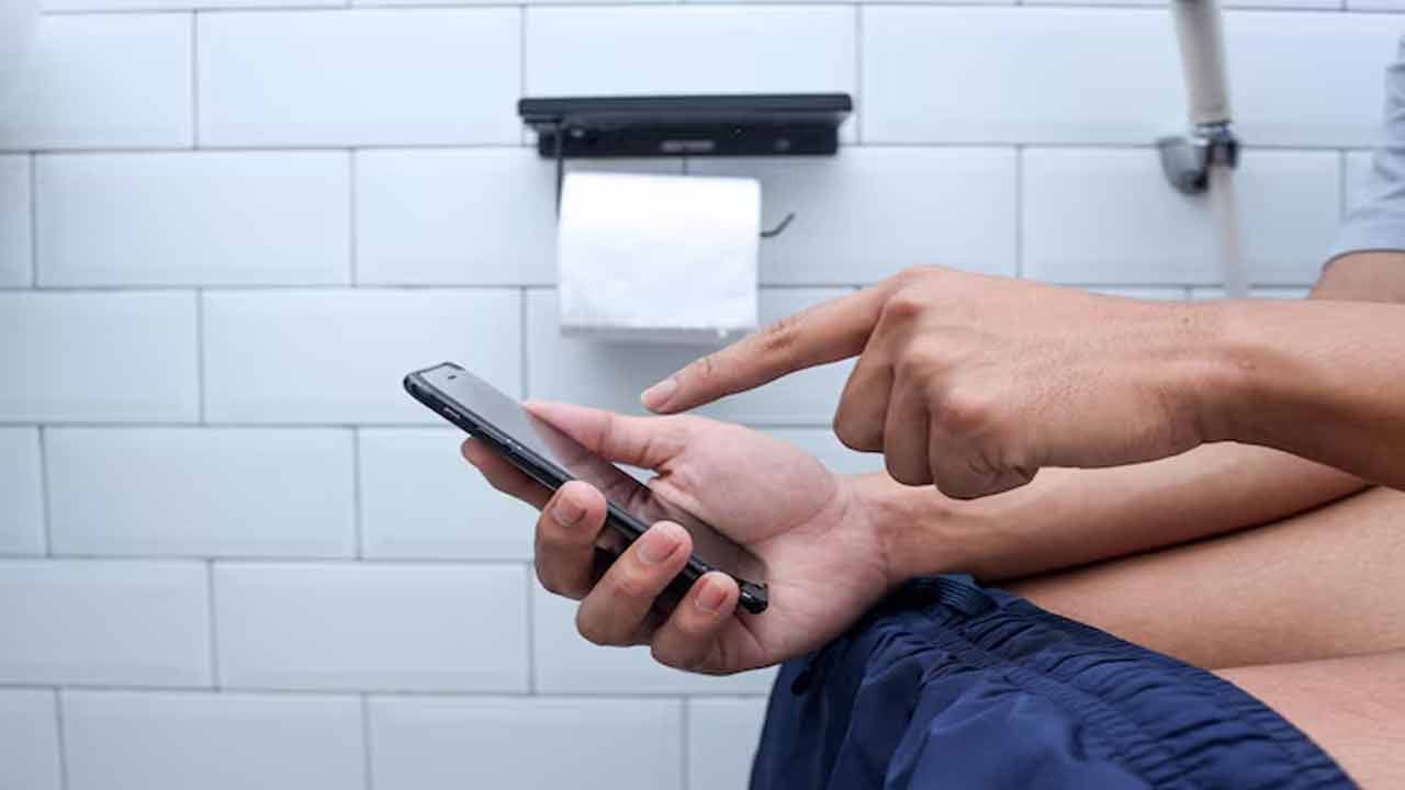 కానీ ఈ అలవాటు క్రమంగా మిమ్మల్ని ప్రమాదం వైపు నెడుతుందని మీకు తెలుసా? బెంగళూరులోని CMI హాస్పిటల్లో పనిచేస్తున్న డాక్టర్ హేమ కృష్ణ మాట్లాడుతూ..మొబైల్ ఫోన్ పట్టుకుని ఎక్కువసేపు కమోడ్లో కూర్చుంటే.. అది మలవిసర్జన సమయాన్ని పొడిగిస్తుంది. ఇది శరీరానికి అస్సలు మంచిది కాదు.