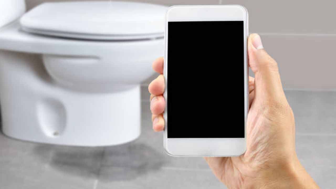 అంతేకాకుండా బాత్రూంలో తరచూ మొబైల్ ఫోన్లు వాడేవారు మానసిక రుగ్మతలకు గురవుతారని నిపుణులు చెబుతున్నారు. నేటి కాలంలో జనాలు మొబైల్ ఫోన్లపై ఎంతగా ఆధారపడుతున్నారంటే, దాన్ని విడిచిపెట్టి క్షణం కూడా ఉండలేని స్థితికి చేరుకుంటున్నారు.