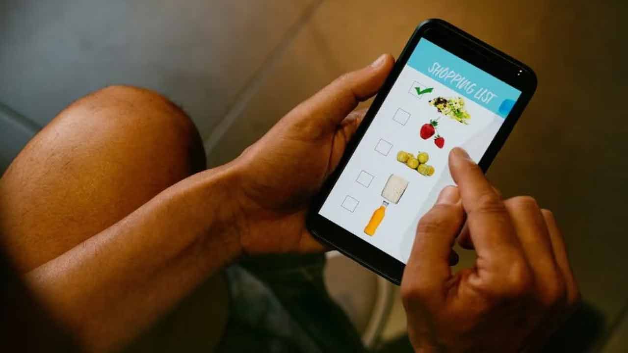 చాలా మంది బాత్రూమ్లో ఫోన్లో ఎంటర్టైన్మెంట్ రీల్స్ చూడటానికి ఎక్కువగా ఆసక్తి చూపుతున్నారు. బాత్రూంలో కూర్చున్నప్పుడు సాదారణంగా అందరూ రీల్స్ పైనే దృష్టి సారిస్తుంటారు. దీంతో మెడ వంచి నిరంతరం మొబైల్ ఫోన్ చూడటం వల్ల స్పాండిలైటిస్ ప్రమాదం పెరుగుతుంది. వెన్నునొప్పి, మెడ నొప్పి కూడా రావచ్చు.