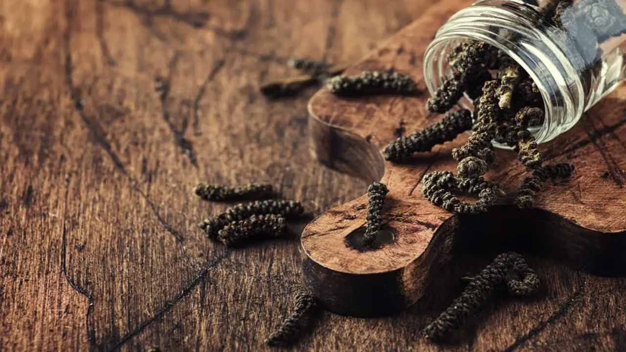 పిప్పలి మానసిక స్థితిని మెరుగుపరచడంలో కూడా సహాయపడుతుంది. ఇది ఒత్తిడి, ఆందోళన, నిరాశను తగ్గించడంలో సహాయపడుతుంది. నాడీ వ్యవస్థను ఆరోగ్యంగా ఉంచుతుంది. దీని వినియోగం అలసట, బలహీనతను కూడా తొలగిస్తుంది. పిప్పలి కషాయం తాగడమే కాకుండా, మీరు దానిని పొడి, తేనె, అల్లంతో కలిపి తినవచ్చు. పిప్పలి వేడిని కలిగిస్తుంది. కాబట్టి దానిని ఎక్కువగా తినకూడదు.
