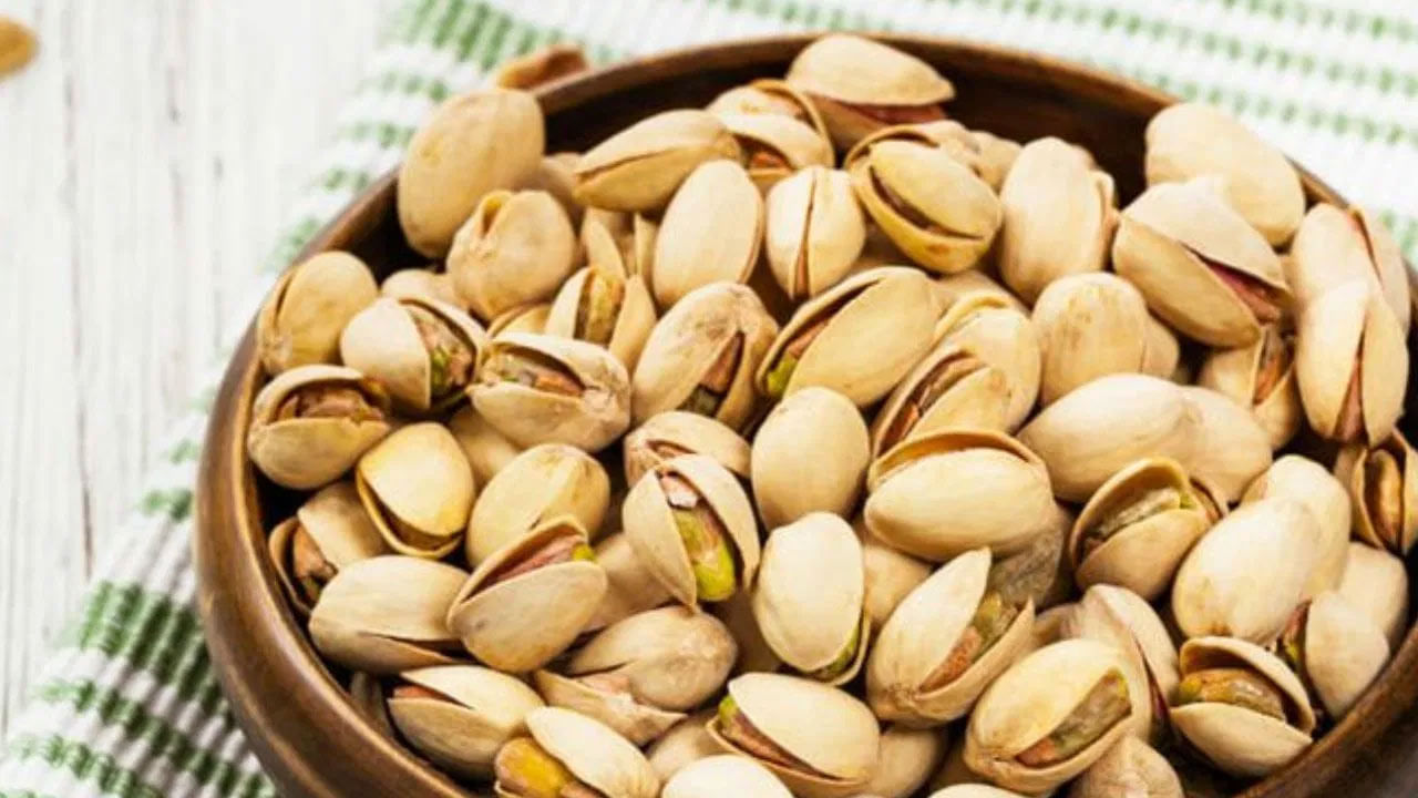 పిస్తాపప్పులోని పాలీఫెనాల్స్, కెరోటినాయిడ్లు రోగనిరోధక కణాల కార్యకలాపాలను పెంచుతుంది. ఇందులోని ప్రీబయోటిక్ లక్షణాలు పేగులోని బ్యాక్టీరియాను పోషిస్తుంది. ఇది శ్లేష్మ పొర రోగనిరోధక వ్యవస్థను నియంత్రించడంలో ముఖ్యమైన పాత్ర పోషిస్తుంది.