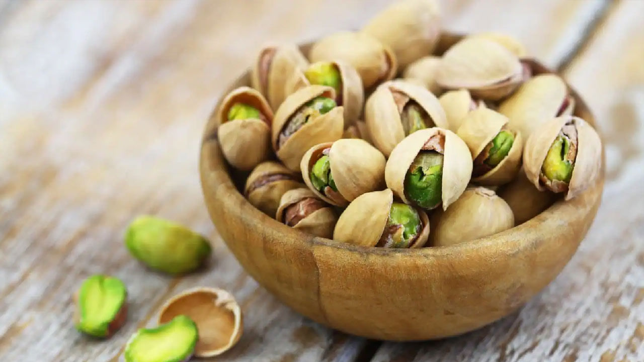 పిస్తాపప్పులోని జింక్ వైరల్ ఇన్ఫెక్షన్ల ప్రమాదాన్ని, తీవ్రతను తగ్గిస్తుంది. వైద్యుల అభిప్రాయం ప్రకారం పిస్తాపప్పు సంతృప్తికరమైన, ఆరోగ్యకరమైన ఆహారం. ఇది మన శరీరానికి అవసరమైన ముఖ్యమైన పోషకాలను అందిస్తుంది. పిస్తాపప్పులో AMD.. కంటిశుక్లాలు, కళ్ళపై ఆక్సీకరణ ఒత్తిడిని తగ్గించడానికి ఉపయోగపడుతుంది. కంటి దృష్టిని కాపాడుతుంది.