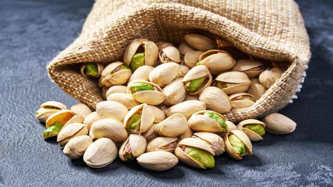 పిస్తాపప్పులో జింక్‌ అధికంగా ఉంటుంది. ఇది రోగనిరోధక ఆరోగ్యాన్ని కాపాడుకోవడానికి సహాయపడే ప్రతిరోధకాలను ఉత్పత్తి చేయడానికి ఉపయోగపడుతుంది. ఇందులోని విటమిన్ B6 రోగనిరోధక పనితీరుకు అవసరమైన ప్రతిరోధకాలను ఉత్పత్తి చేయడంలో సహాయపడుతుంది. అలాగే ఇందులోని సెలీనియం యాంటీఆక్సిడెంట్‌గా పనిచేస్తుంది. ఇది కణాలను దెబ్బతినకుండా కాపాడుతుంది.