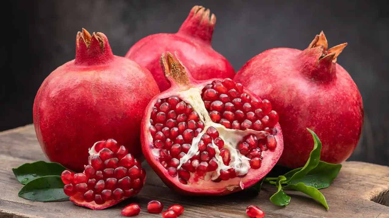 దానిమ్మలో యాంటీఆక్సిడెంట్లు పుష్కలంగా ఉంటాయి. ఇవి శరీరాన్ని ఫ్రీ రాడికల్స్ వల్ల కలిగే నష్టం నుండి రక్షిస్తాయి. అలాగే, దానిమ్మలో లభించే పునికాలాజిన్ చర్మంలో కొల్లాజెన్ ఏర్పడటానికి సహాయపడుతుంది. ఇది ముఖాన్ని ప్రకాశవంతం చేస్తుంది. ముడతలను తగ్గిస్తుంది.