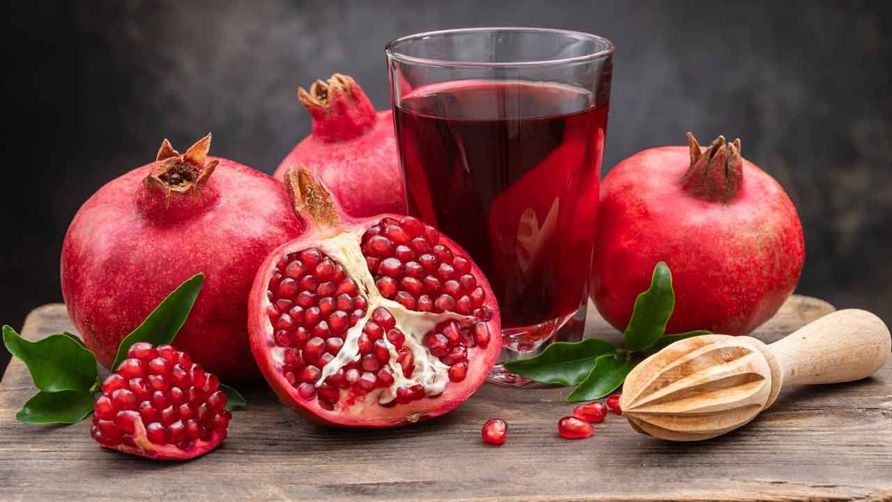 అజీర్ణ సమస్యలతో బాధపడేవారు దానిమ్మ పండు తింటే కడుపు ఉబ్బరం, అసౌకర్యం అనిపించే అవకాశం ఉంది. దానిమ్మలోని చల్లని స్వభావం కారణంగా, జీర్ణ ప్రక్రియ సరిగ్గా జరగదు. కాలేయ సంబంధ సమస్యలు ఉన్నవారు దానిమ్మ పండు తినడం వల్ల జీర్ణక్రియపై ప్రతికూల ప్రభావం కలగవచ్చు. గ్యాస్ సమస్యలు ఉన్నవారు దానిమ్మ పండు తింటే గ్యాస్ మరింత పెరిగే ప్రమాదం ఉంది.
