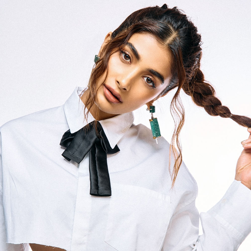 
ఆ టైమ్‌లోనే కాలు ఫ్యాక్చర్ కావటంతో పూజ కెరీర్‌లో గ్యాప్ వచ్చింది.ఇప్పుడు మళ్లీ వరుస సినిమాలతో బిజీ అవుతున్న పూజా హెగ్డే, మరోసారి పాత తప్పునే రిపీట్ చేస్తున్నారన్న టాక్ వినిపిస్తోంది. 