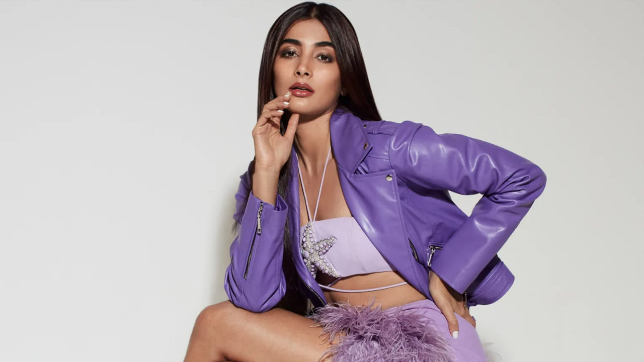   తాను నటించిన చిత్రాలన్నిటిలో రెట్రో చాలా స్పెషల్‌ అని చెప్పారు నటి పూజా హెగ్డే. ఆ సినిమాలో ప్రతి సన్నివేశం తనకు ఇష్టమన్నారు. సీన్స్ తెరకెక్కించిన తీరు, వాటిలోని భావోద్వేగాలు అందరినీ ఆకట్టుకుంటాయని చెప్పారు. తానింకా పూర్తి సినిమా చూడలేదని చెప్పారు.