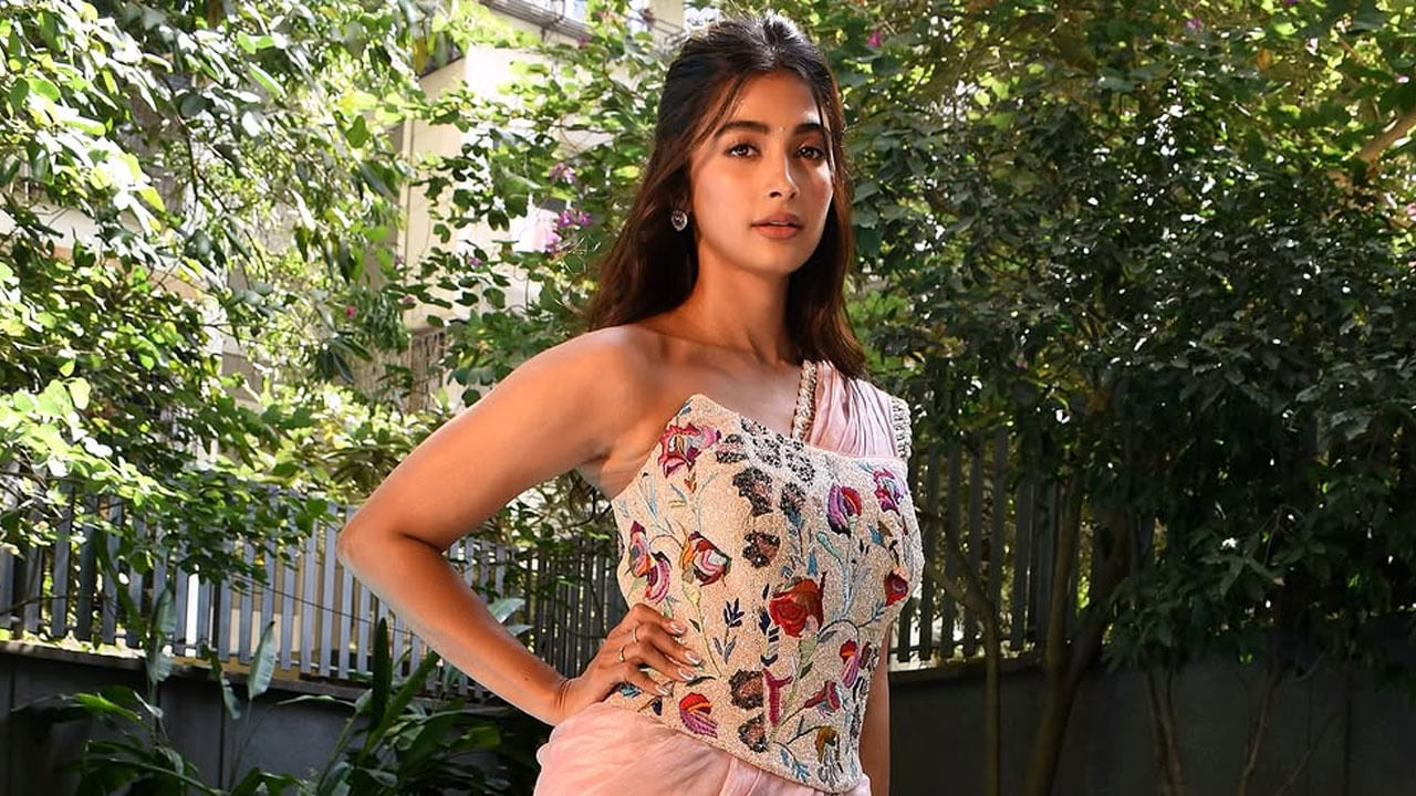 తాజాగా ఈ చిన్నది చీరకట్టులో అందరినీ ఆకట్టుకుంది. సరికొత్తగా చీర కట్టుతో కుర్రకారు మనసు దోచుకుంది ఈ ముద్దుగుమ్మ. 