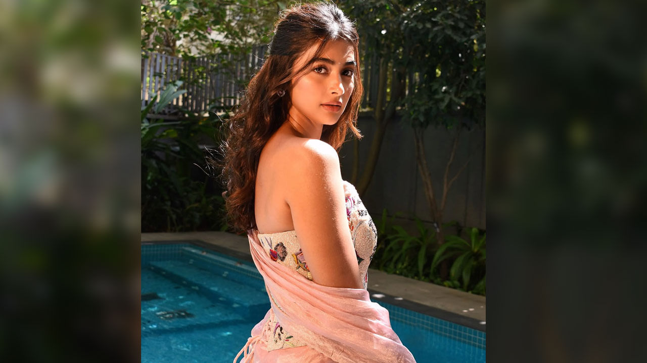 ప్రస్తుతం ఈ ఫొటోలు నెటిజన్స్ ను తెగ ఆకట్టుకుంటున్నాయి. దీంతో చీరలో ఫ్యాషన్ ఐకానిక్‌గా మారిపోయావు అంటూ పలవురు కామెంట్స్ చేస్తున్నారు. మరీ మీరు ఈ ఫోటోస్ పై ఓ లుక్ వేయండి.