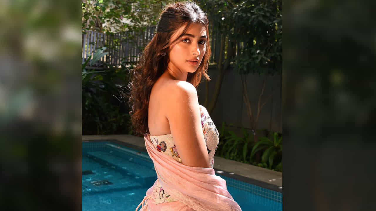 ప్రస్తుతం ఈ ఫొటోలు నెటిజన్స్ ను తెగ ఆకట్టుకుంటున్నాయి. దీంతో చీరలో ఫ్యాషన్ ఐకానిక్‌గా మారిపోయావు అంటూ పలవురు కామెంట్స్ చేస్తున్నారు. మరీ మీరు ఈ ఫోటోస్ పై ఓ లుక్ వేయండి.