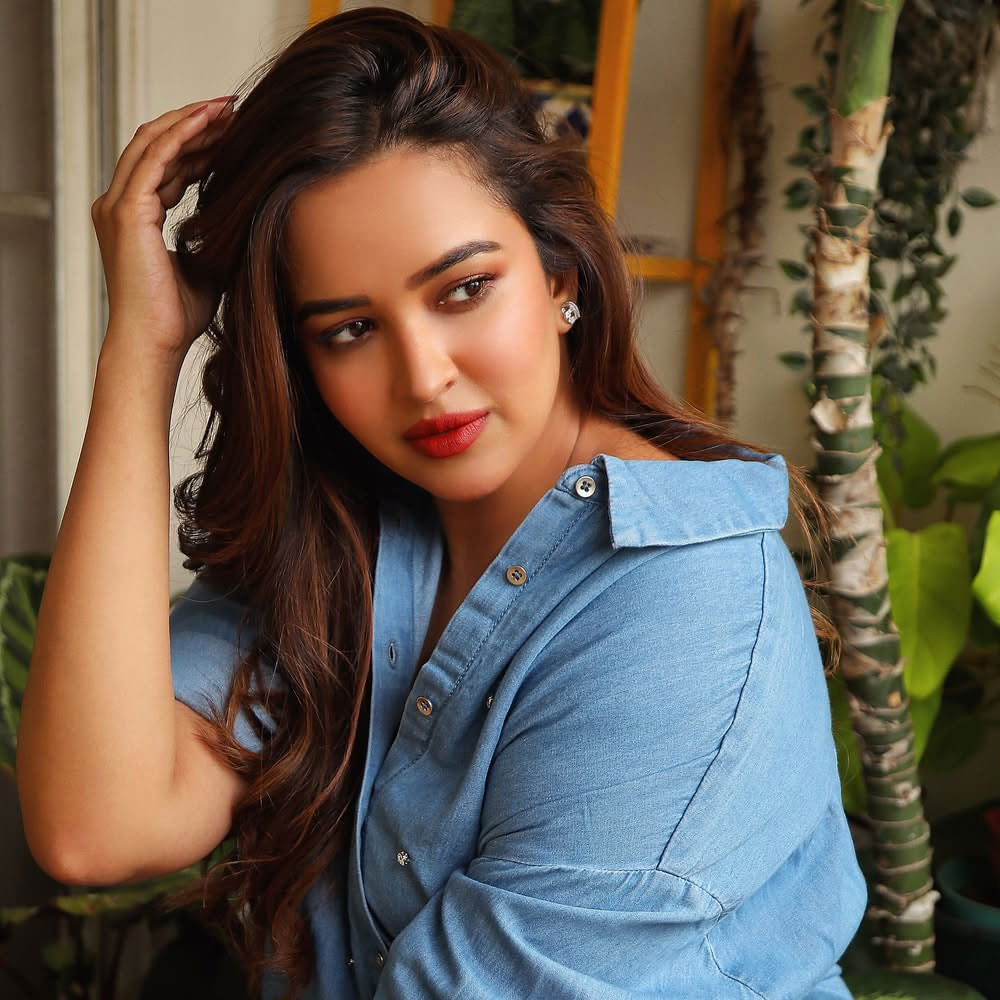 ఇదిలా ఉంటే.. పూజిత పొన్నాడ సోషల్ మీడియాలో చాలా యాక్టివ్. నిత్యం ఏదోక పోస్ట్ చేస్తూ ఫాలోవర్లను ఆకట్టుకుంటుంది. తాజాగా ఈ అమ్మడు షేర్ చేసిన ఫోటోస్ ఆకట్టుకుంటున్నాయి. 