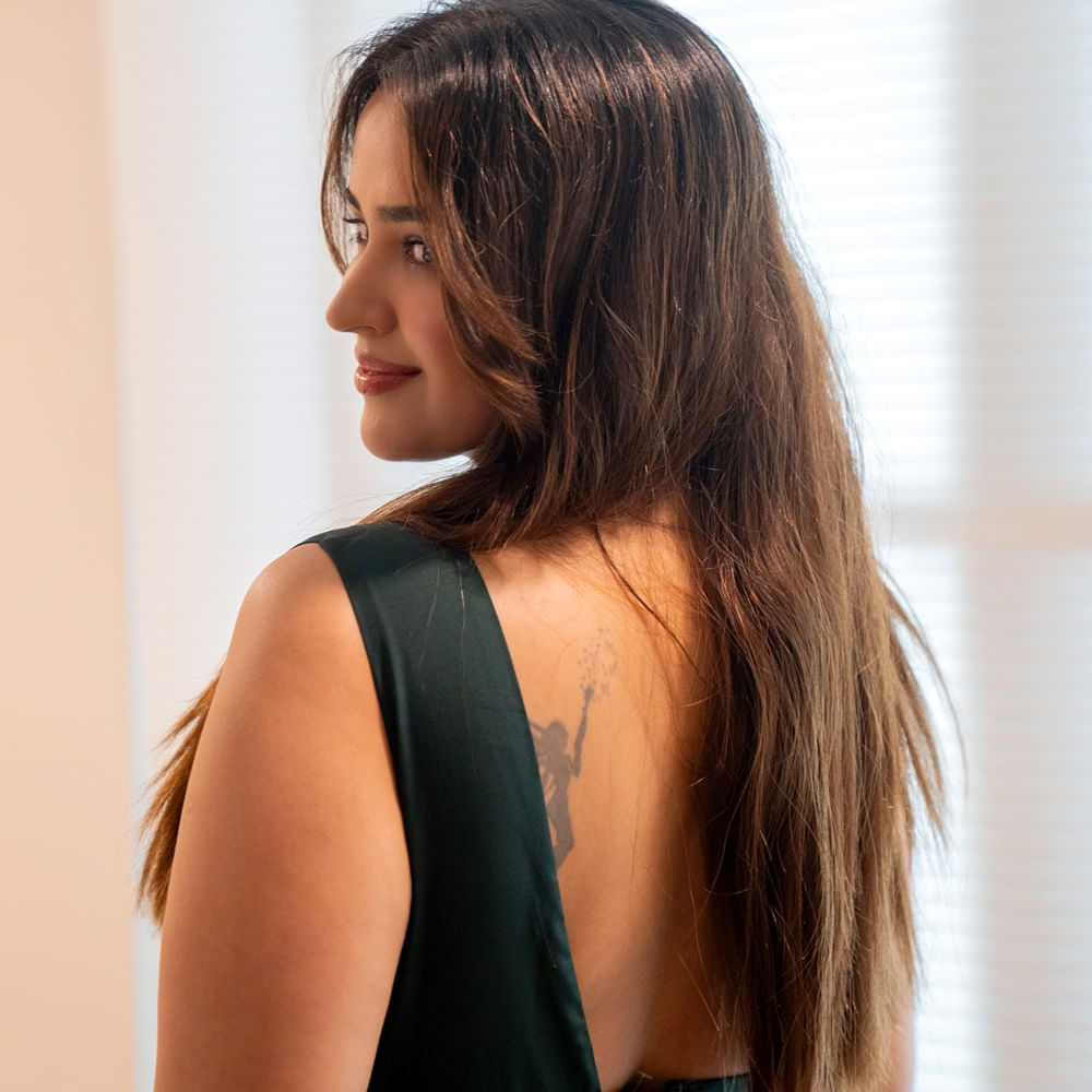 ఇక సోషల్ మీడియాలో ఈ  చిన్నది షేర్ చేసే ఫోటోలు కుర్రాళ్లను కవ్విస్తున్నాయి. తన గ్లామర్ ఫొటోలతో అభిమానులను ఆకర్షిస్తుంది. తాజాగా ఈ చిన్నది చీరకట్టులో కొన్ని ఫోటోలను పంచుకుంది. ఈ ఫొటోలో ఏ ఎంతో వయ్యారంగా ఫోజులిచ్చింది. 