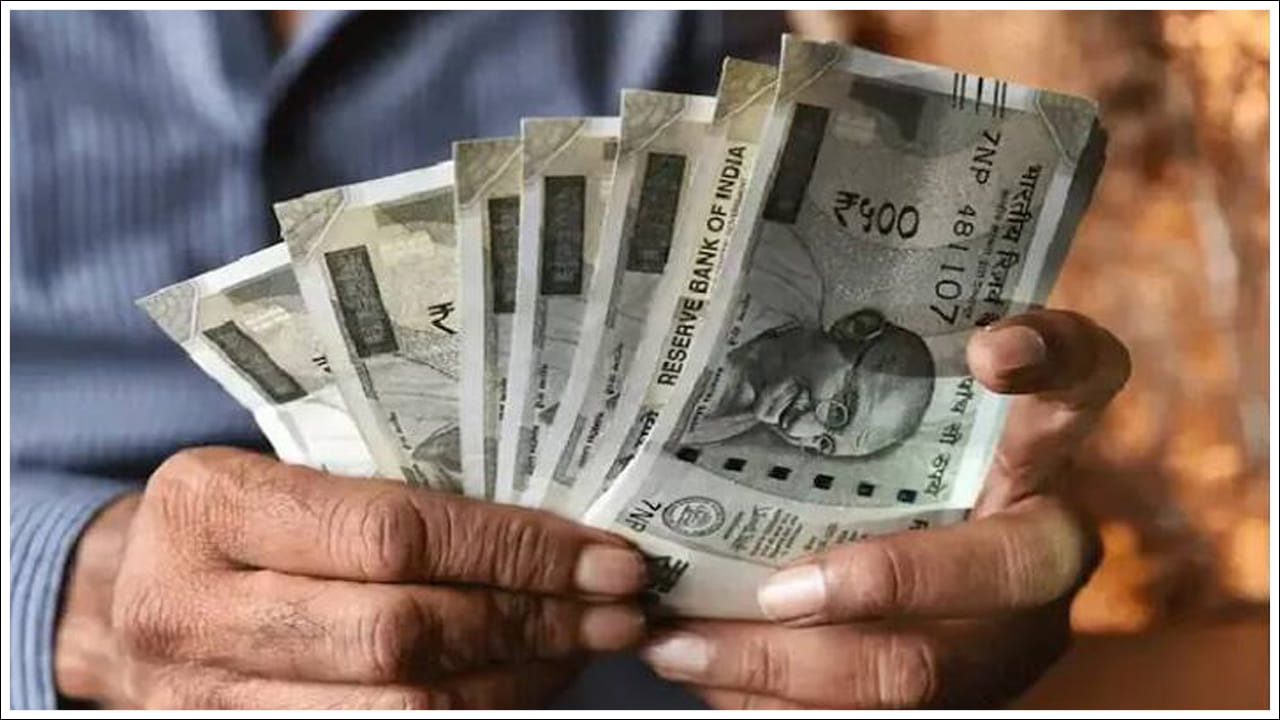 ఈ పథకం అతిపెద్ద లక్షణం ఏమిటంటే మీ డబ్బు మెచ్యూరిటీ సమయంలో రెట్టింపు అవుతుంది. కిసాన్ వికాస్ పత్ర యోజనలో మీరు పెట్టుబడి పెట్టిన డబ్బు 115 నెలల్లో అంటే 9 సంవత్సరాల 7 నెలల్లో రెట్టింపు అవుతుంది. ఉదాహరణకు.. రూ.5 లక్షల పెట్టుబడి: మీరు ఈ పథకంలో రూ.5 లక్షలు పెట్టుబడి పెడితే, మీకు 7.5% వడ్డీ రేటుతో రూ.5 లక్షల వడ్డీ లభిస్తుంది. మెచ్యూరిటీ తర్వాత మీకు మొత్తం రూ. 10 లక్షలు లభిస్తాయి.