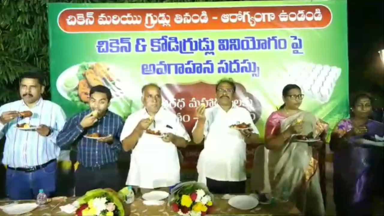 ఉచిత చికెన్​ఫుడ్​ మేళా.. చికెన్ ఫ్రై, బాయిల్డ్ ఎగ్ ఫ్రీ..! బారులు తీరిన జనం..ఎక్కడంటే..