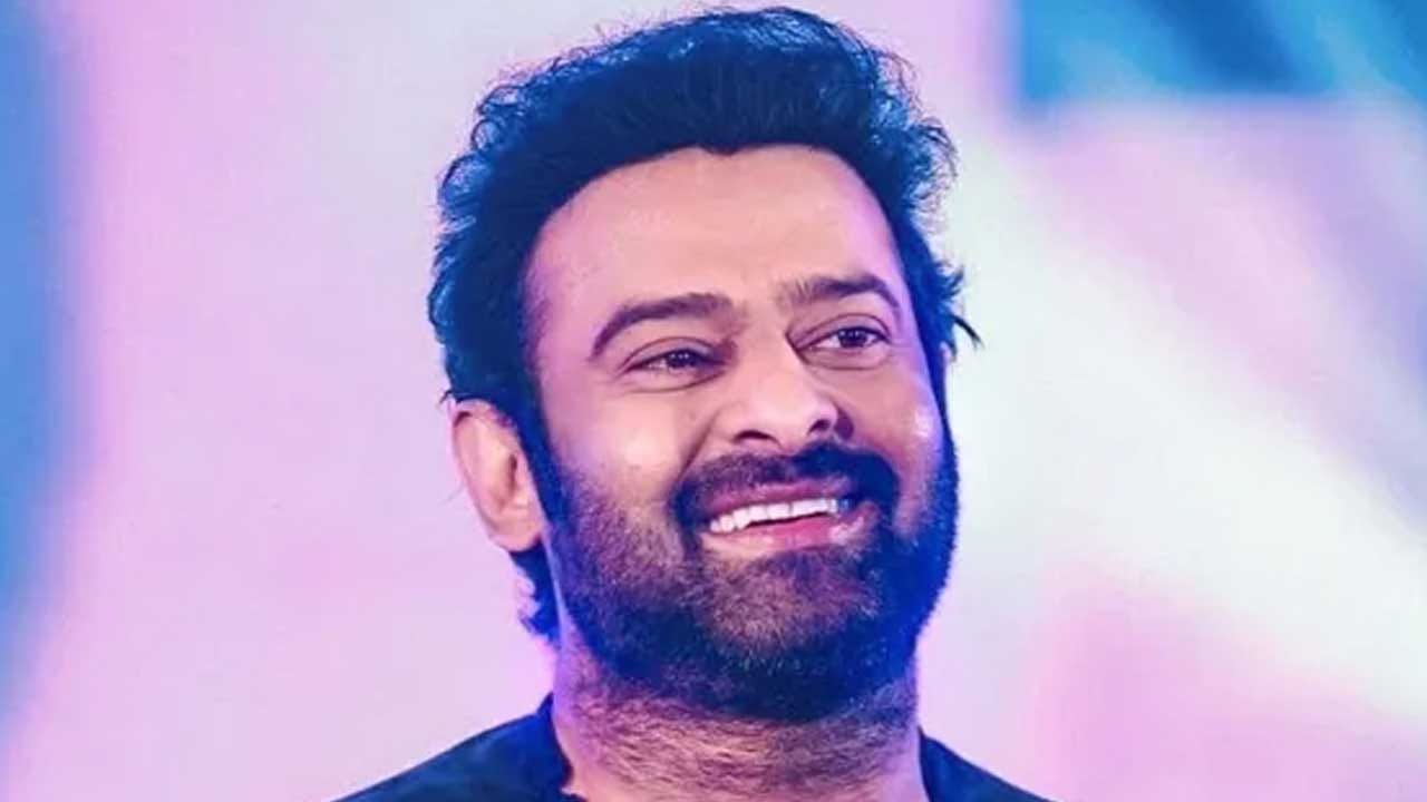 ఇప్పుడే కాదు.. గతంలోనూ ప్రభాస్ విషయంలో ఇలాంటి వీడియోలు కనిపించాయి. ప్రభాస్ని అనుష్క పెళ్లి చేసుకుంటే, వారికో పాప పుడితే ఆ పాప ఎలా ఉంటుంది? అని ఊహిస్తూ క్రియేట్ చేసిన రకరకాల క్లిప్సింగ్స్ వైరల్ అయ్యాయి.