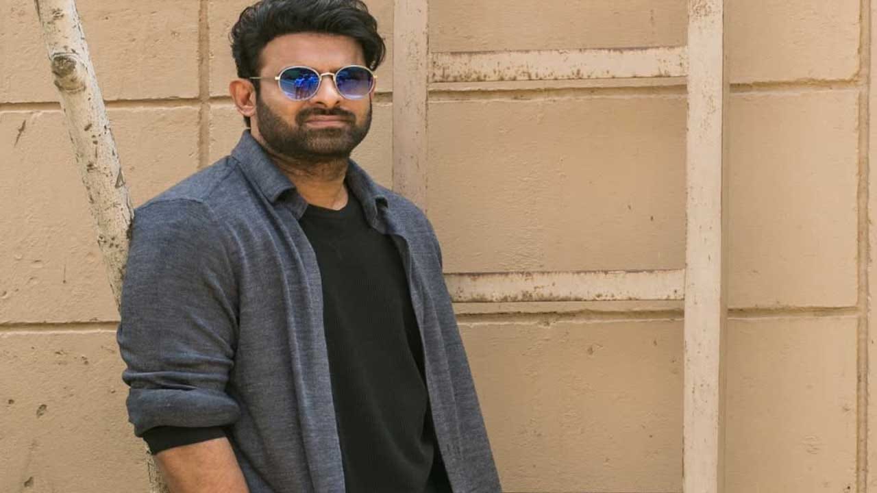 డార్లింగ్ తన పనులతో తాను బిజీగా ఉంటే, ఫ్యాన్స్ ఈ రకంగా పండగ చేసుకుంటున్నారంటూ సరదాగా మాట్లాడుకుంటున్నారు నెటిజన్లు.