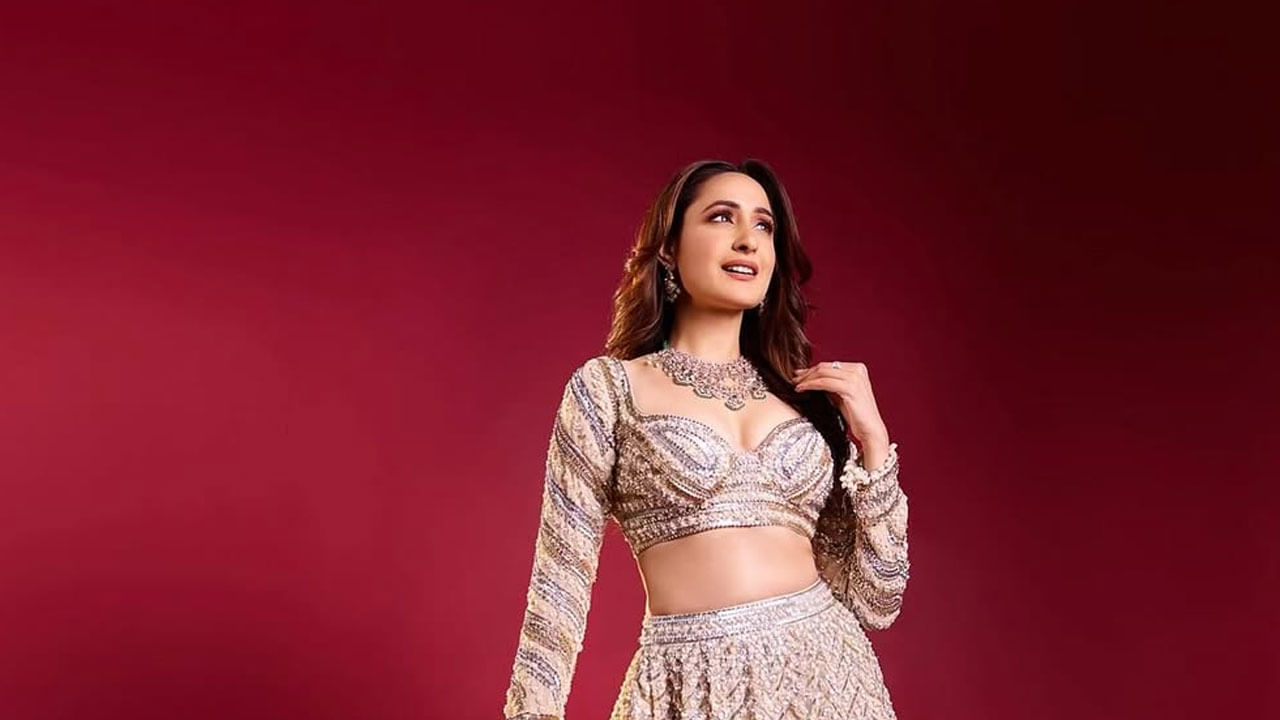 కంచె మూవీ తర్వాత జయ జానకీ నాయక, ఓం నమో వెంకటేశాయ, గుంటూరోడు, ఆచారి అమెరికా యాత్ర వంటి చాలా సినిమాల్లో నటించింది. కానీ ఈ సినిమాలు అంతగా హిట్ అందుకోకపోవడంతో, ఈ బ్యూటీకి కూడా ఫేమ్ రాలేదు.