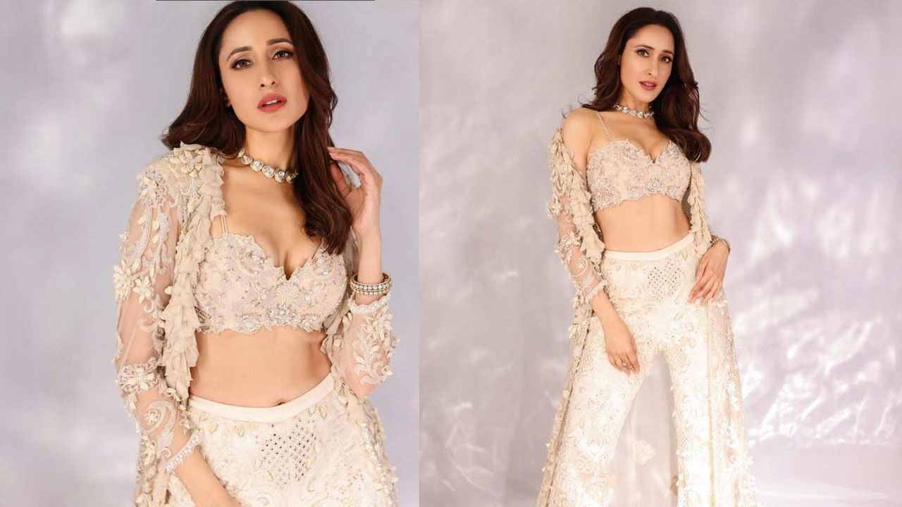 ఈ మధ్య ప్రగ్యా జైస్వాల్ తన వరస ఫొటో షూట్ తో యూత్ ను ఆకట్టుకుంటుంది. తాజాగా ఈ ముద్దుగుమ్మ గోల్డె కలర్ లెహంగాలో తన అందాలను ఆరబోస్తూ అచ్చం దేవకన్యలా కనిపించింది. ప్రస్తుతం ఈ ఫొటోస్ నెట్టింట తెగ వైరల్ అవుతున్నాయి.