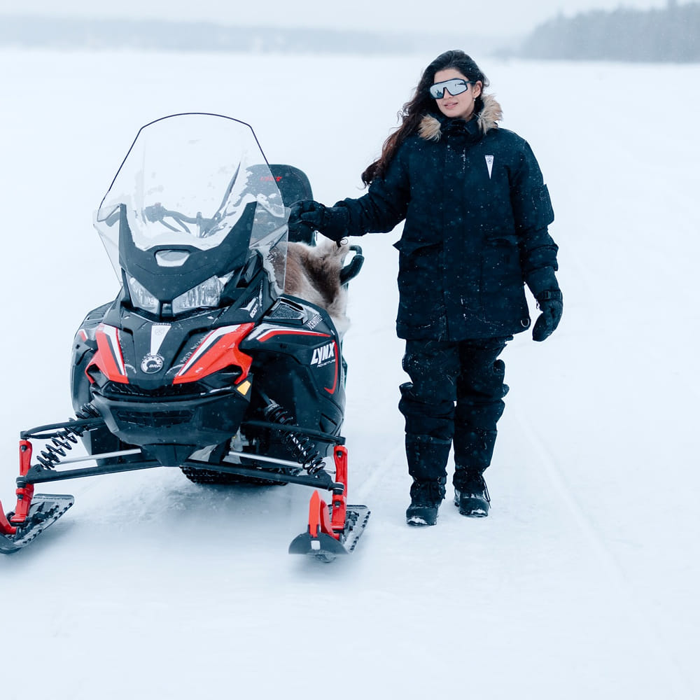 అందం, అభినయం పరంగా తనకంటూ ఓ ప్రత్యేక గుర్తింపు తెచ్చుకుంది. అయితే చాలా సినిమాల్లో సెకెండ్ హీరోయిన్ గానే నటించిందీ సొగసరి. అందుకే స్టార్ హీరోయిన్ గా ఎదగలేకపోయింది. అందుకే సినిమా కెరీర్ ఉండగానే పెళ్లి చేసుకుని అభిమానులకు షాక్ ఇచ్చింది.