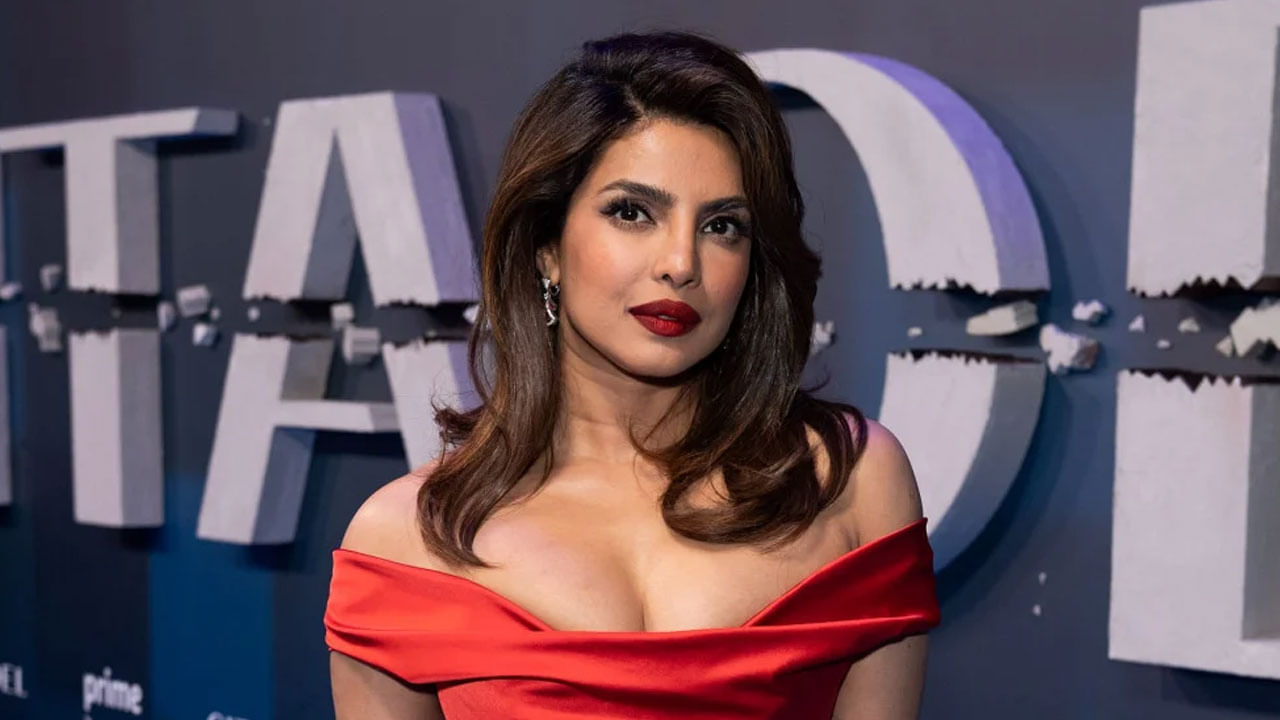 తమిళన్ సినిమాతో వెండితెరకు పరిచయమైన ఈ ముద్దుగుమ్మ దిహీరో లవ్ స్టోరీ ఆఫ్ ఎస్పై, అందాజ్, ఫ్లాన్, కిస్మత్, అసంభవ్, టాక్సీ నంబర్, ఆప్ కి ఖాతిర్ వంటి చాలా సినిమాల్లో నటించింది. తన అందం, నటనతో ఎన్నో అవార్డ్స్ సొంతం చేసుకుంది.