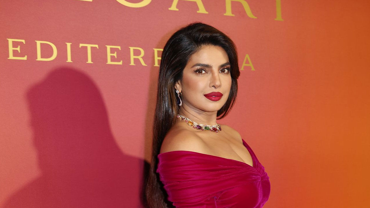 ఇక ఎప్పుడూ సోషల్ మీడియాలో చాలా యాక్టివ్‌గాఉంటే ఈ గ్లామర్ బ్యూటీ వరసగా ఫొటో షూట్స్ చేస్తూ కుర్రకారును ఆకట్టుకుంటుంది. అయితే తాజాగా ఈ ముద్దుగుమ్మ చైల్డ్ హుడ్ ఫొటో ఒకటి ఇంటర్నెట్‌ను షేక్ చేస్తుంది. అందులో ప్రియాంక చూడటానికి చాలా క్యూట్‌గా కనిపిస్తుంది.