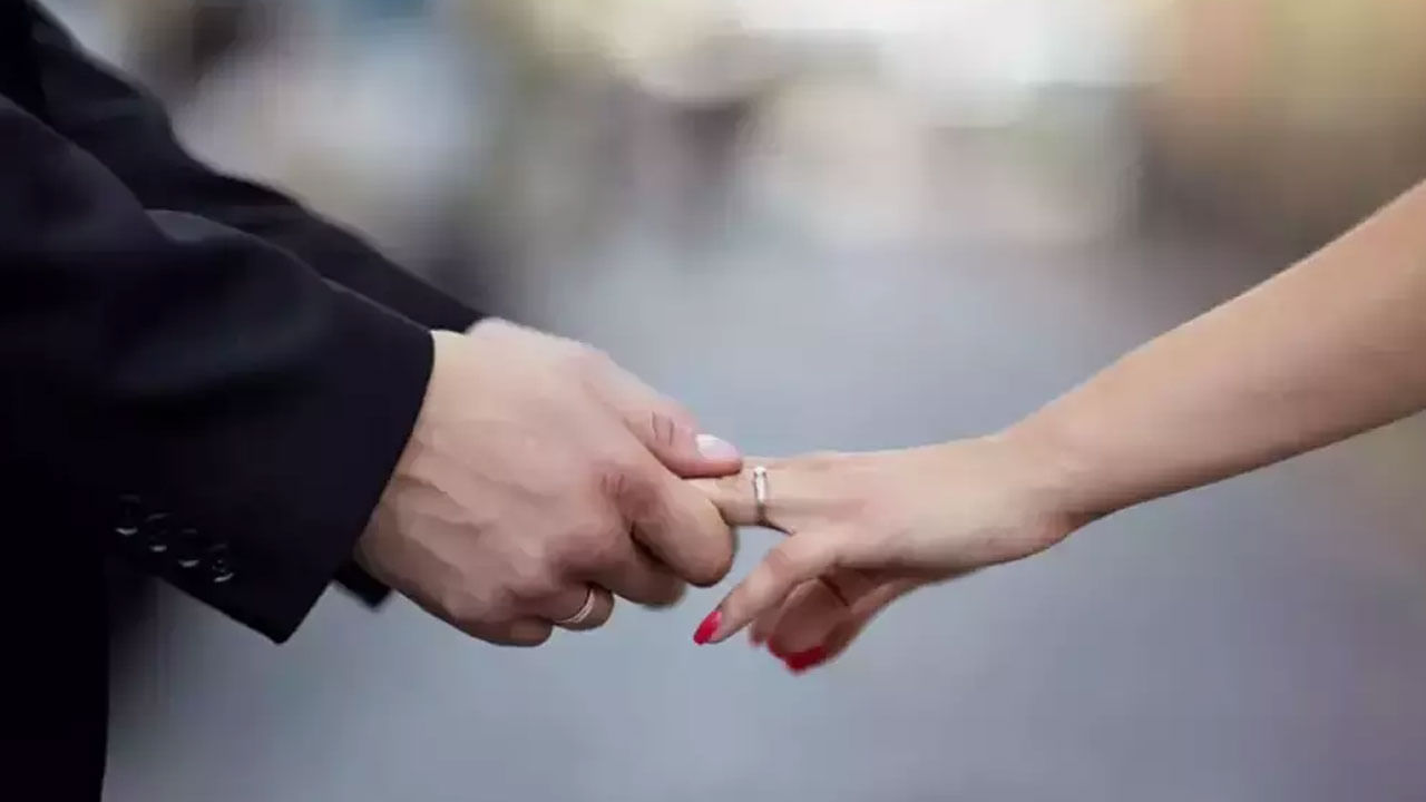 వాలెంటైన్ వీక్‌లో ప్రామిస్ డే రోజు, ఇలాంటి కోట్స్ ఉపయోగించి మీ ప్రియురాలికి ప్రామిస్ చేయండి. మీ బంధం మరింత బలంగా తయారయ్యేలా ఆ ప్రామిస్ ఉండాలి. 