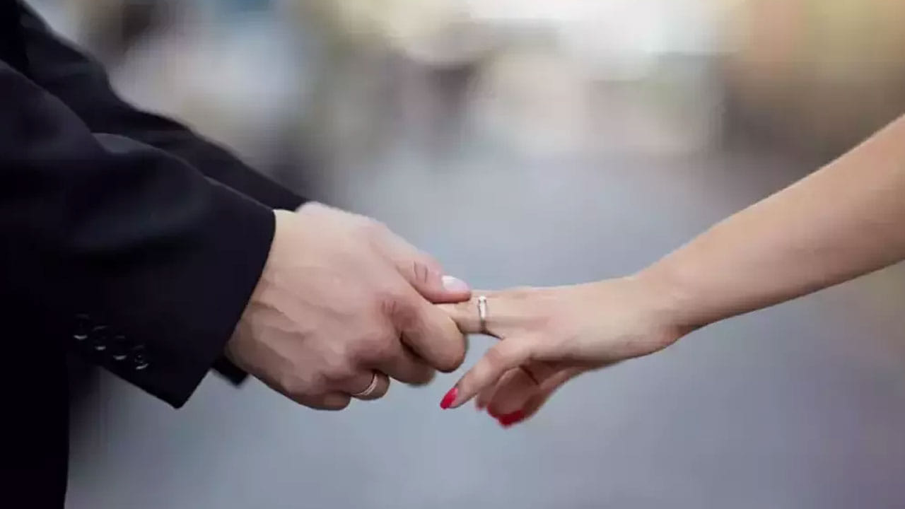 వాలెంటైన్ వీక్‌లో ప్రామిస్ డే రోజు, ఇలాంటి కోట్స్ ఉపయోగించి మీ ప్రియురాలికి ప్రామిస్ చేయండి. మీ బంధం మరింత బలంగా తయారయ్యేలా ఆ ప్రామిస్ ఉండాలి. 