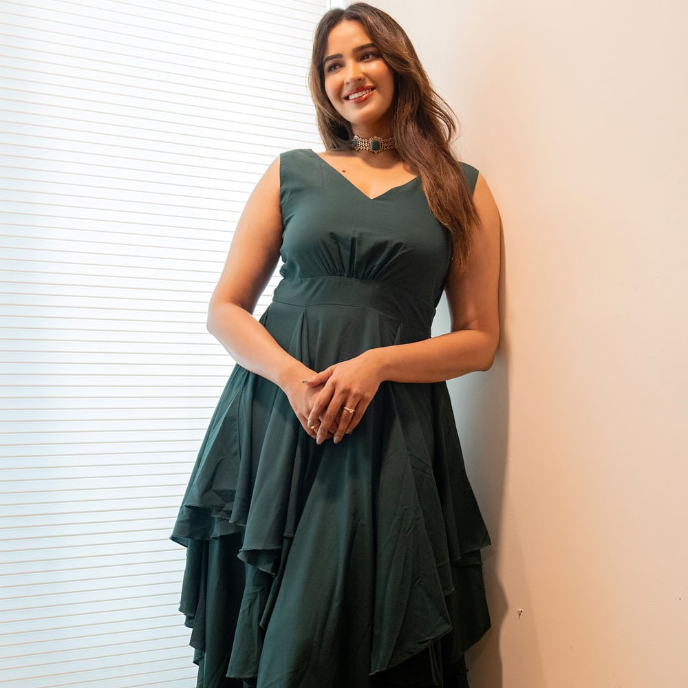 2016లో నాగార్జున ఊపిరి సినిమాతో కెరీర్ ప్రారంభించింది పూజిత పొన్నాడ. ఈ అమ్మడు తన అందంతో ఆకట్టుకుంది. ఆ తర్వాత నాగచైతన్య హీరోగా నటించిన ప్రేమమ్ సినిమాలో కాలేజ్ స్టూడెంట్ గా కనిపించింది ఈ అందాల భామ.