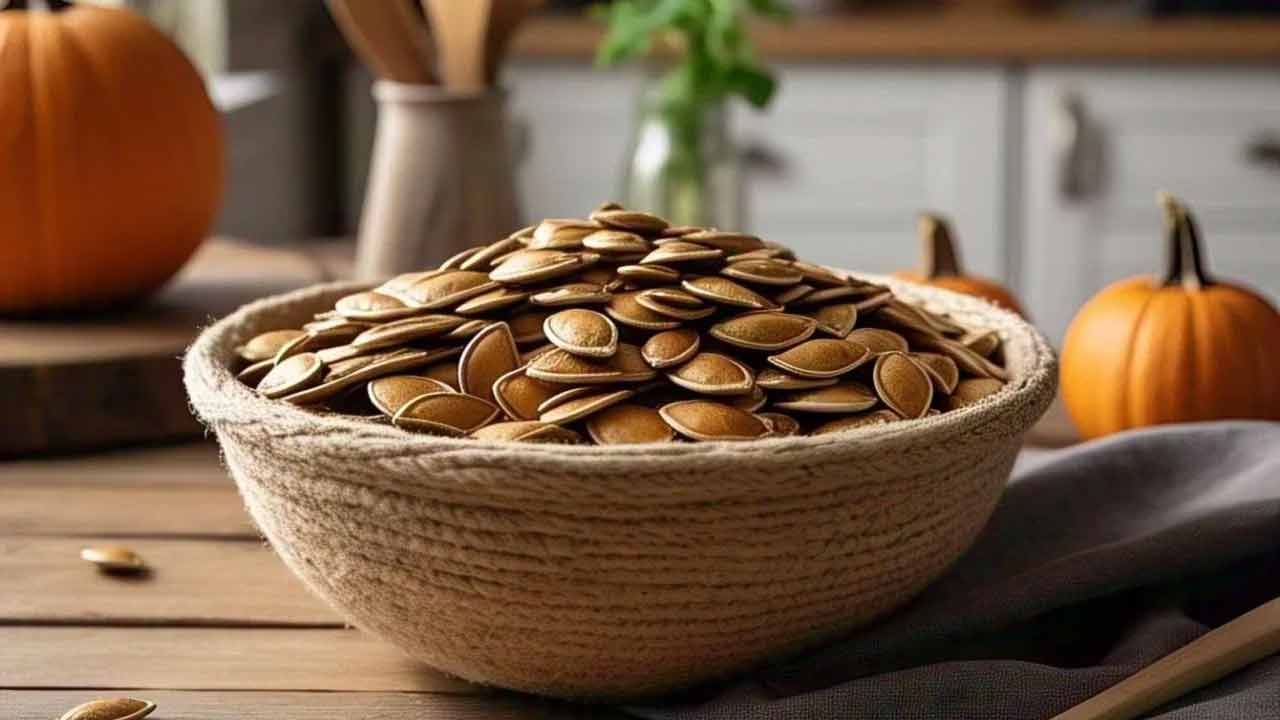 ఇందులో యాంటీఆక్సిడెంట్లు, ఆరోగ్యకరమైన కొవ్వులు ఉంటాయి. ఇవి చెడు కొలెస్ట్రాల్ (LDL) ను తగ్గిస్తుంది. మంచి కొలెస్ట్రాల్ (HDL) ను పెంచుతుంది. గుమ్మడి గింజల్లో ట్రిప్టోఫాన్ అనే అమైనో ఆమ్లం ఉంటుంది. ఇది సెరోటోనిన్, మెలటోనిన్ అనే శరీరం సహజ నిద్ర హార్మోన్లను ఉత్పత్తి చేయడానికి సహాయపడుతుంది. రోజూ రాత్రి పడుకునే ముందు ఒక టేబుల్ స్పూన్ తినడం వల్ల మంచి నిద్ర వస్తుంది. ఇందులోని మెగ్నీషియం కండరాలు, నరాలను మరింత సడలిస్తుంది.