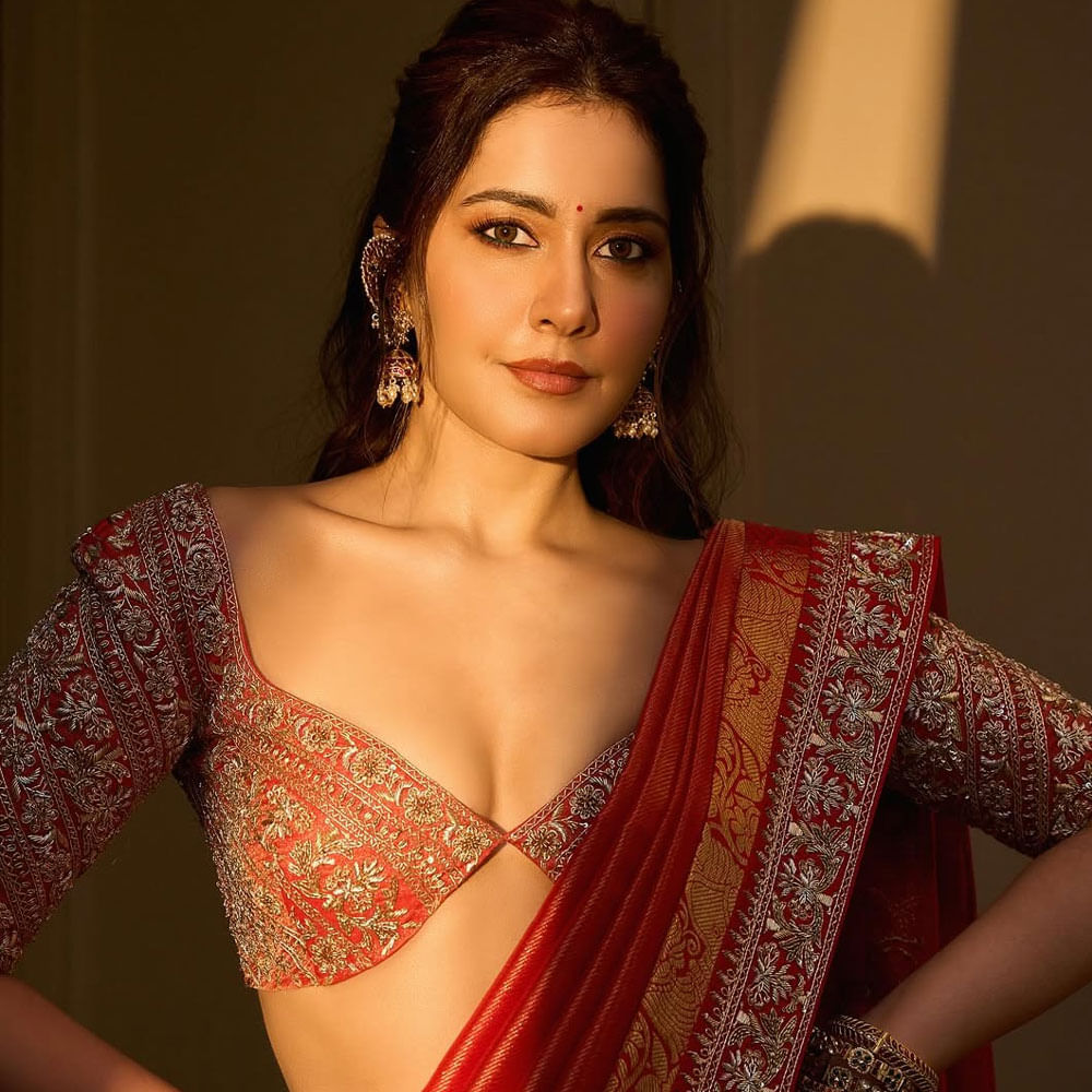 ఊహలు గుసగసలాడే సినిమాతో తెలుగు తెరకు పరిచయమైంది. మొదటి చిత్రం సూపర్ హిట్ అయ్యింది. అందం, అభినయంతో అడియన్స్ హృదయాలు గెలుచుకుంది. ఆ తర్వాత తెలుగులో వరుస ఆఫర్స్ అందుకుంటూ బిజీగా మారిపోయింది. 