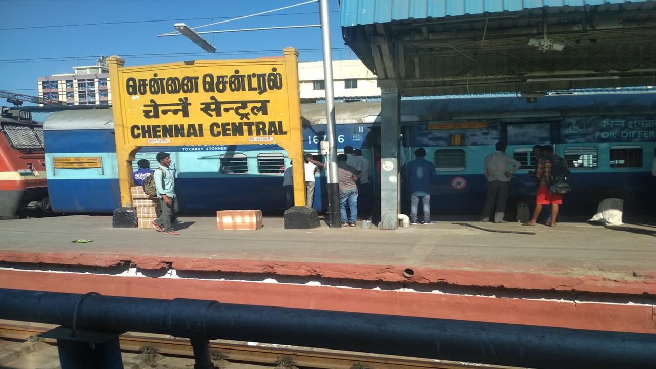 Railway Station: కొన్ని స్టేషన్‌లకు కొన్ని రకాల పేర్లు ఉంటాయి. ఆ స్టేషన్‌ పేరు పక్కన సెంట్రల్‌ రైల్వే స్టేషన్‌ అని, టెర్మినల్ స్టేషన్, జంక్షన్,  టెర్మినల్‌, సెంట్రల్‌ అనే పేర్లు ఉండటం మీరు గమనించే ఉంటారు. ఇలాంటి పేర్లు ఎందుకు పెడతారోనని మీరెప్పుడైనా గమనించారా? ముంబై సెంట్రల్, చెన్నై సెంట్రల్, కాన్పూర్ సెంట్రల్. స్టేషన్‌ పేర్లకు ఇలా ఎందుకు రాసి ఉంటుందో తెలుసుకుందాం.