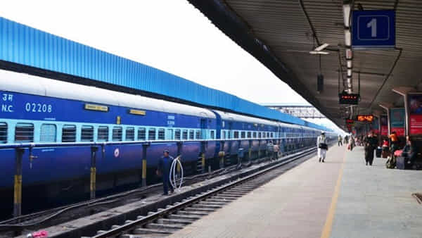 Indian Railways: రైలులో ప్రయాణించే వారికి ఈ 5 సౌకర్యాలు ఉచితం.. అవేంటో తెలుసా?