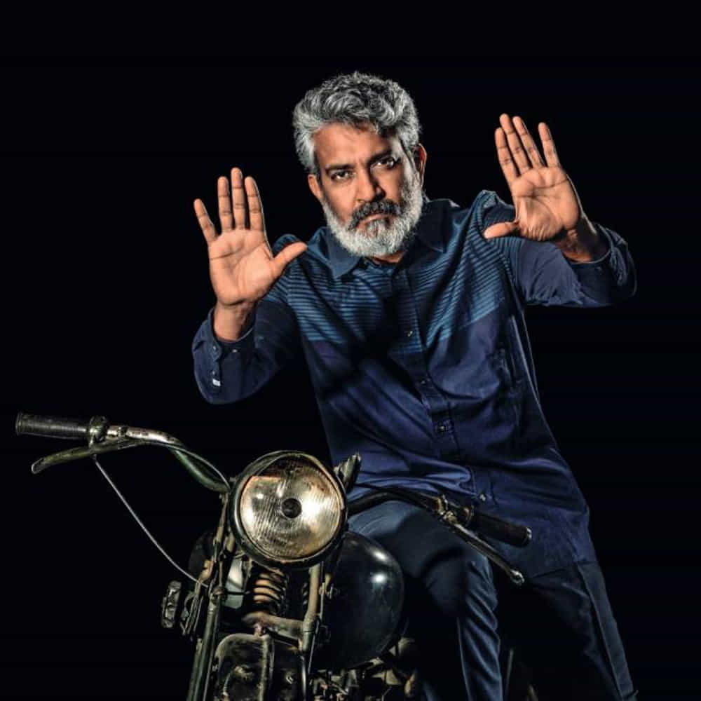 తాను చేయాలనుకున్ సీన్ని ఎవరి కోసమూ కాంప్రమైజ్ అయ్యి తీయరు. మహిళలు ఏమనుకుంటారు? మగవారు ఎలా ఫీలవుతారు.. ఈ విషయాలన్నీ ఆయనకు డోంట్ కేర్ అని చెప్పేశారు కరణ్.