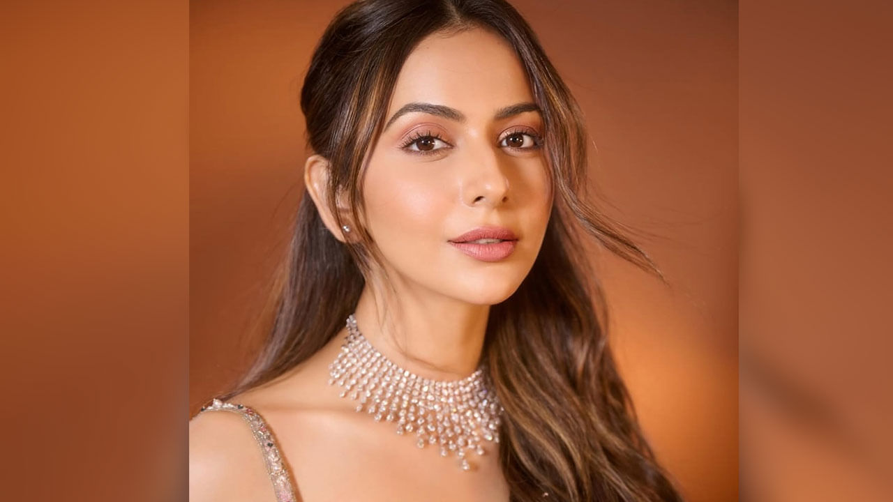 తాజాగా రకుల్ ప్రీత్ సింగ్ చంకీలు ఉన్న క్రీం కలర్ సారీలో మెరిపోయింది. ఈ చీరలో ఈ అమ్మడు అచ్చం అప్సరాలా కనిపిస్తుంది.