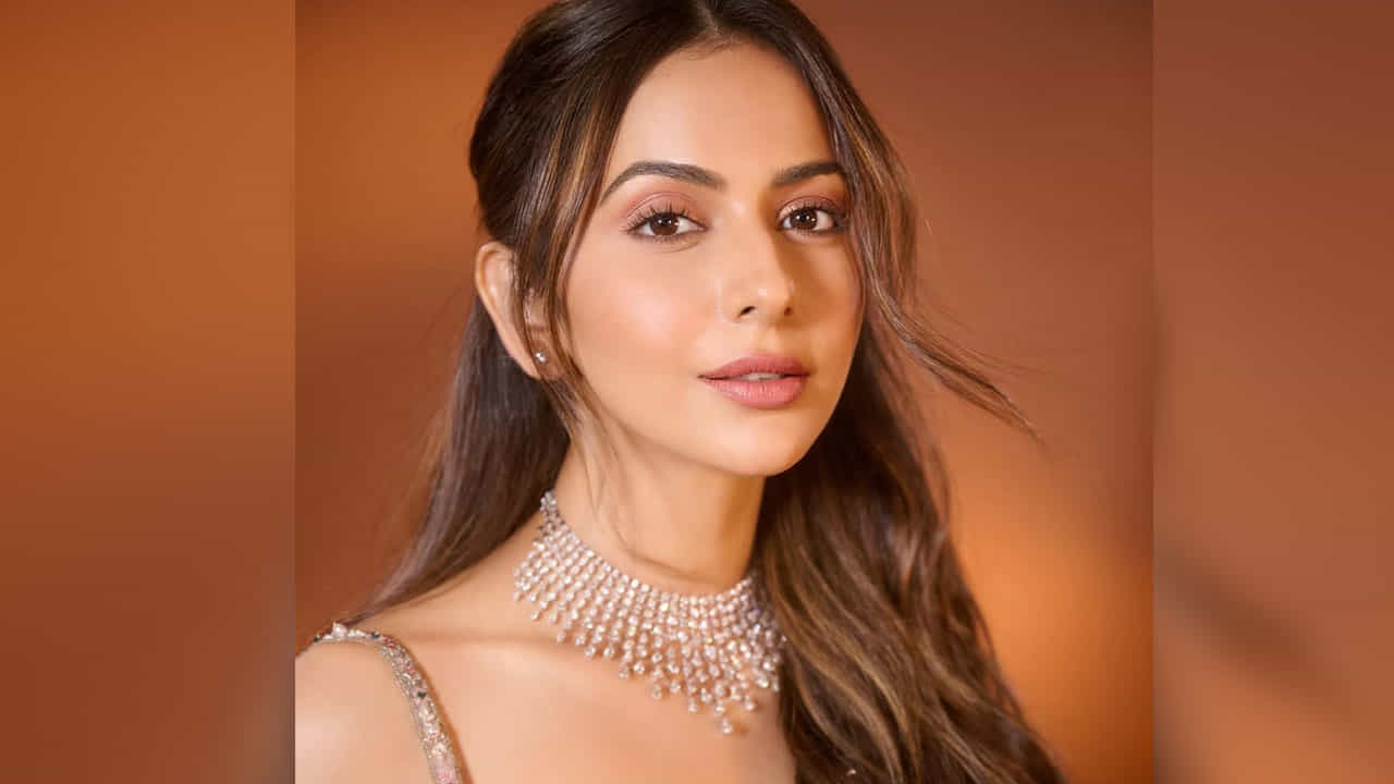 తాజాగా రకుల్ ప్రీత్ సింగ్ చంకీలు ఉన్న క్రీం కలర్ సారీలో మెరిపోయింది. ఈ చీరలో ఈ అమ్మడు అచ్చం అప్సరాలా కనిపిస్తుంది.