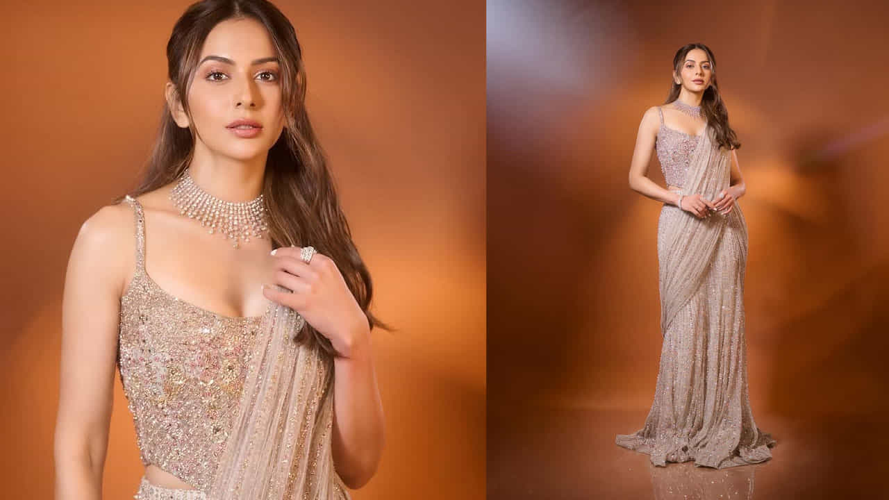ప్రస్తుతం రకుల్ ఈ ఫొటోలను తన ఇన్స్టాలో షేర్ చేయడంతో అవి నెట్టింట తెగ వైరల్ అవుతున్నాయి. కాగా, ఆఫొటోస్ పై మీరు ఓ లుక్ వేయండి.