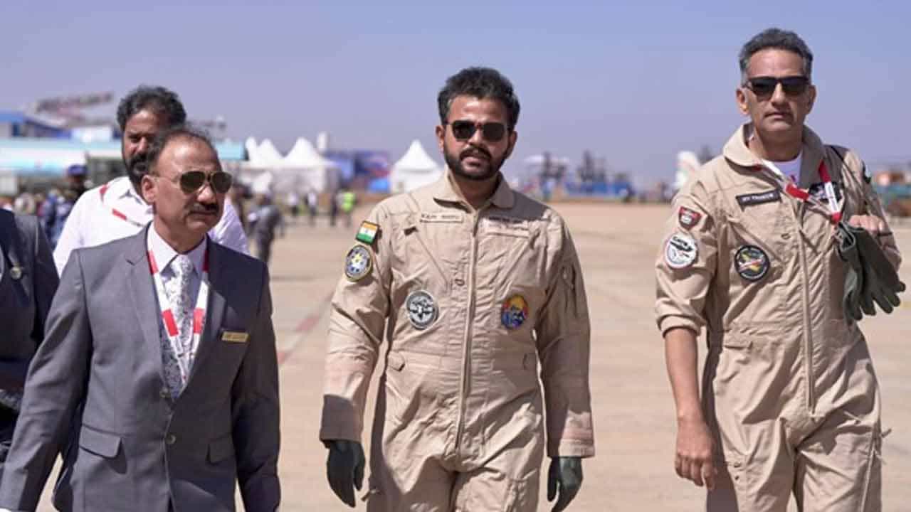 ఈ ఎయిర్ షోలో రష్యా తన అత్యంత పవర్ఫుల్ సుఖోయ్..SU-57యుద్ధ విమానాన్ని ప్రదర్శించింది. ఇది ఆకాశంలో విన్యాసాలు చేస్తూ ప్రేక్షకులను అలరించింది. ఇది రష్యాకు చెందిన అత్యంత ఆధునిక ఫిఫ్త్ జనరేషన్ స్టెల్త్ ఫైటర్. ఇక అమెరికాకు చెందిన మోస్ట్ అడ్వాన్స్డ్ స్టెల్త్ ఫైటర్ జెట్ F-35 లైట్నింగ్-2. పేరుకు తగ్గట్లే ఇది టార్గెట్లపై మెరుపు వేగంతో దాడి చేస్తుంది. ఇది రష్యా తయారు చేసిన SU-57 కంటే మెరుగైన యుద్ధ విమానం అని చెబుతున్నారు రక్షణ రంగ నిపుణులు.