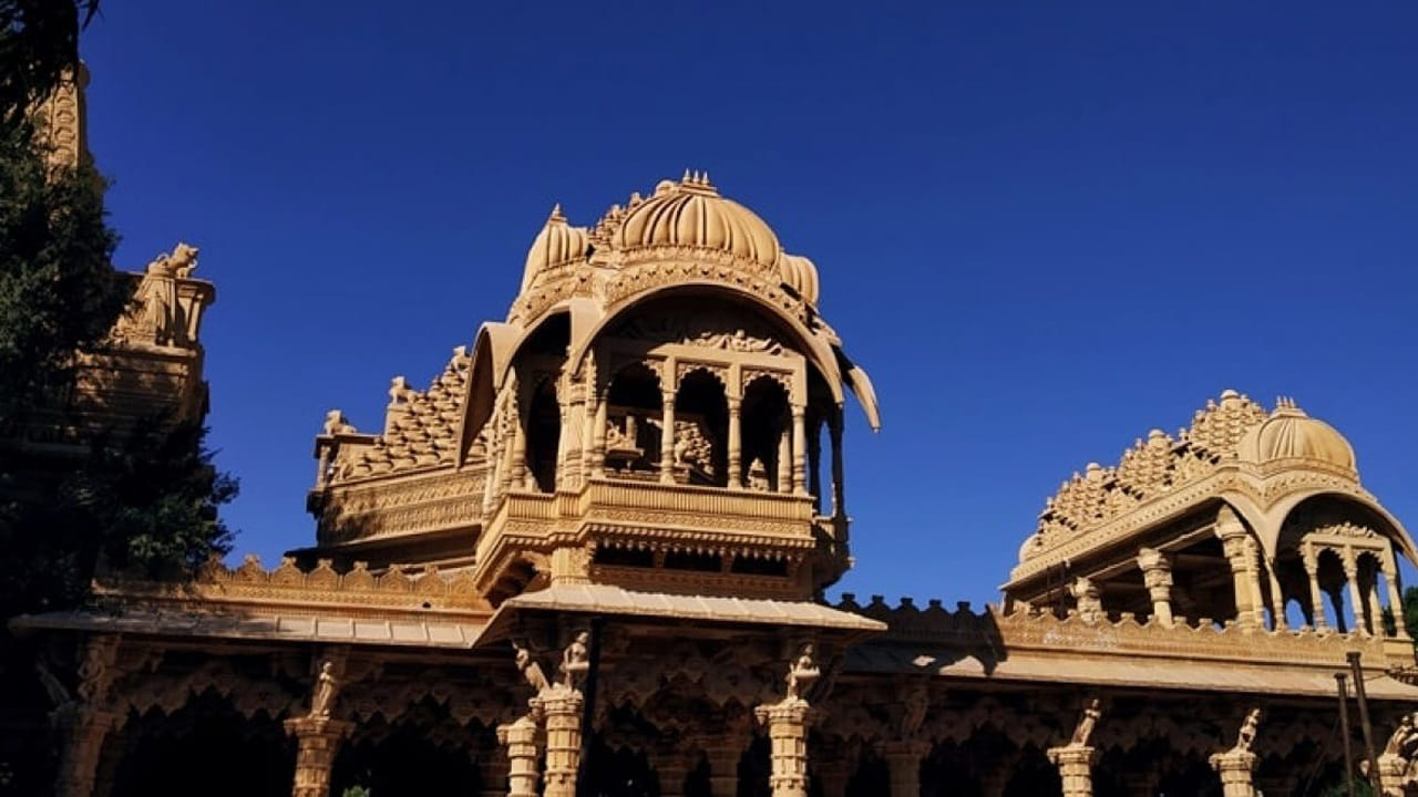 రాణి భటియాని ఆలయం: ఈ ఆలయం జసోల్లో ఉంది. ఆమె మంగనియార్కు దివ్య దర్శనం ఇచ్చినట్లు చెప్పబడినందున ఆమెను మంగనియర్ బార్డ్ కమ్యూనిటీ ప్రత్యేకంగా పూజిస్తారు. చాలామంది ఈ దేవతను మజిసా లేదా తల్లి అని కూడా పిలుస్తారు. ఆమె గౌరవార్థం పాటలు పాడతారు. పురాణాల ప్రకారం, ఆమె దేవతగా మారడానికి ముందు స్వరూప అనే రాజపుత్ర యువరాణి.